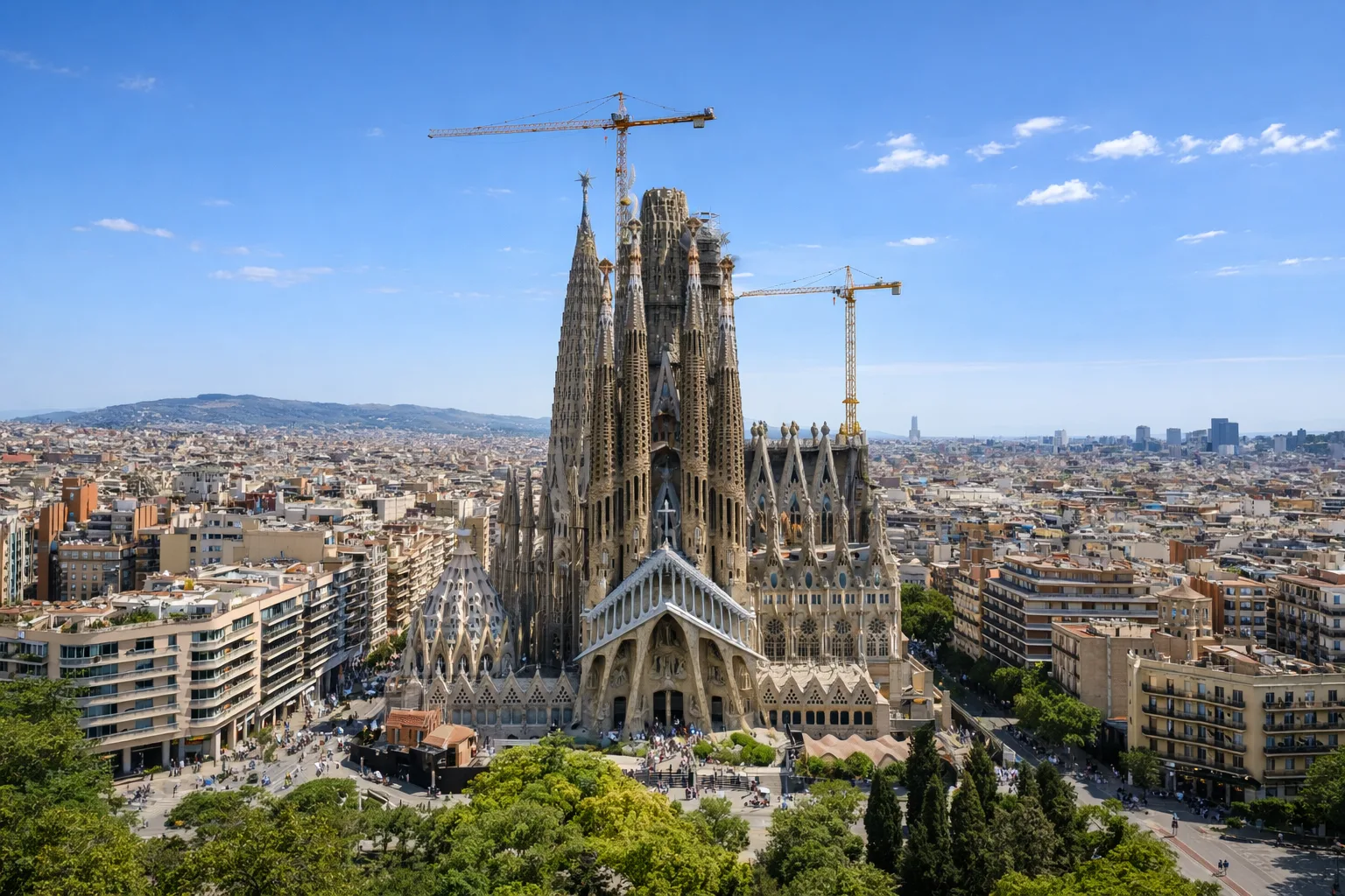 Sagrada Familia Barcelona widok z góry słoneczny dzień bazylika Gaudí