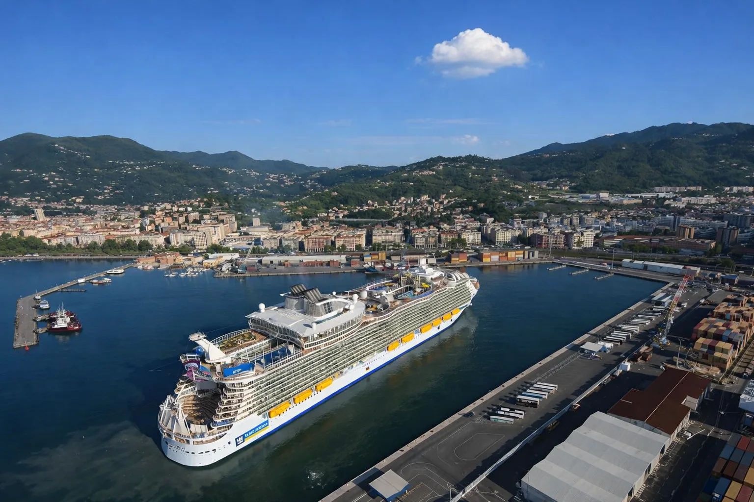 Port La Spezia statek wycieczkowy w słoneczny dzień jedno chmurka Włochy
